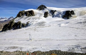 Wintersportgebiet mit dem kleinen Matterhorn im Hintergrund / winter sports area with the "small Matterhorn" in the background
